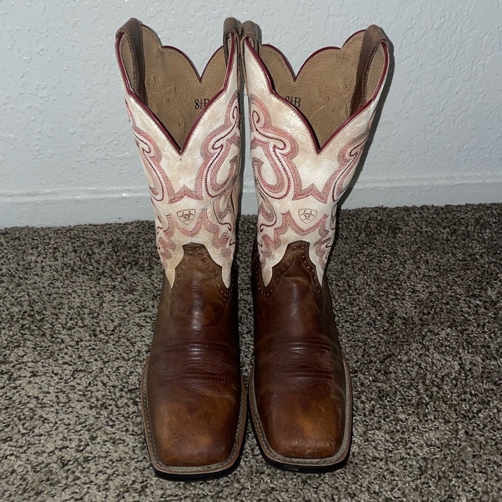 ARIAT Quickdraw Western Boot in the color sandstorm with some maroon